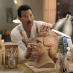 Lionel Richie American Idol with Hello sculpture