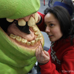 painting a lifesized slimer movie prop statue's teeth